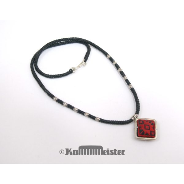 Makramee Kette – schwarz – Hill Tribe Silber – rote Seide bestickt – 40,5 cm lang