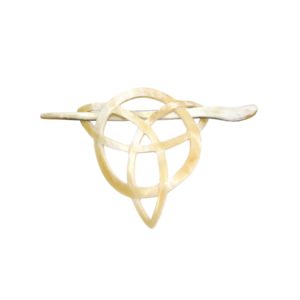 Haarspange mit Nadel aus hellem Horn - Dekor Triqueta